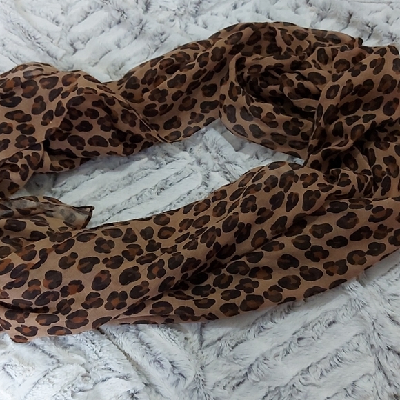 unknown Accessories - Leopard print ladies scarf